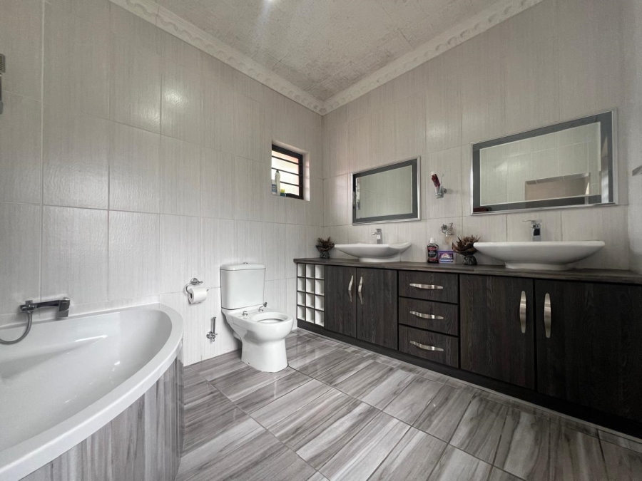 4 Bedroom Property for Sale in Vanes Estate Eastern Cape